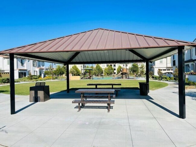 Building Photo - 30316 Town Square Dr
