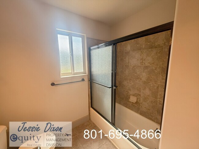 Building Photo - 5725 Brook Cir