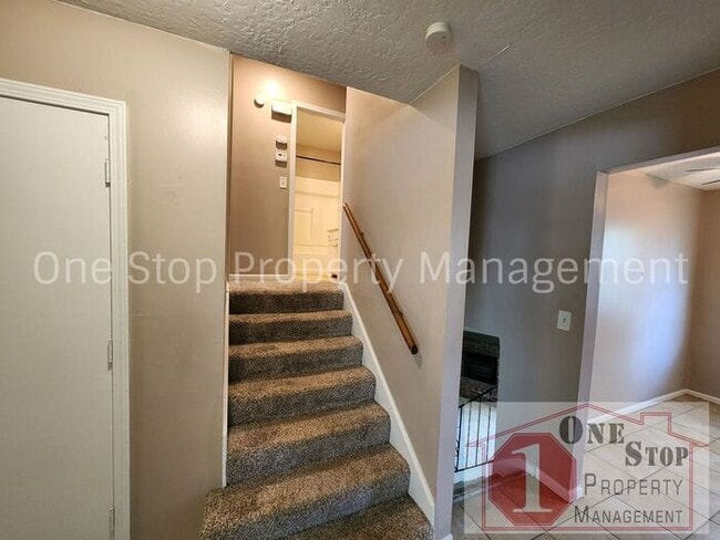 Building Photo - Great 2 bedroom, 1.5 bathroom duplex in Ol...