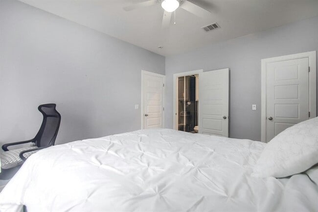 Building Photo - 2109 Maxwell Ln