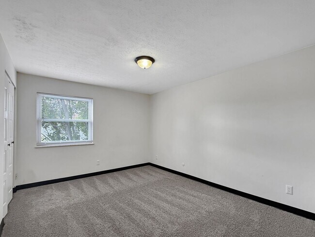 Building Photo - 5560 E Virginia St