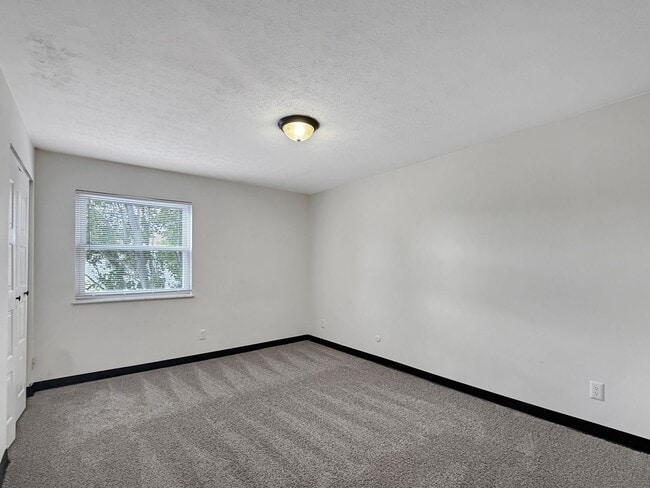 Building Photo - Deposit $0*** 1 BED, 1 BATH $939/mo+***Evansville, Indiana
