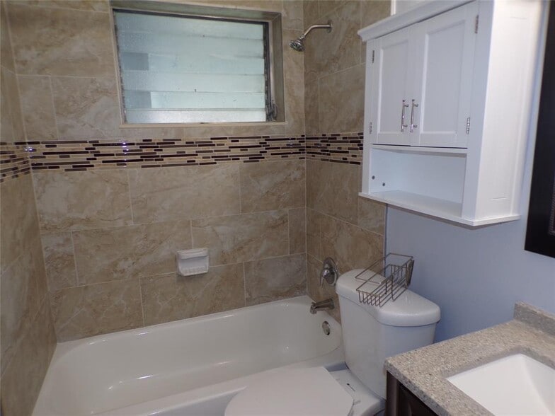 Building Photo - 2725 SW 9th St