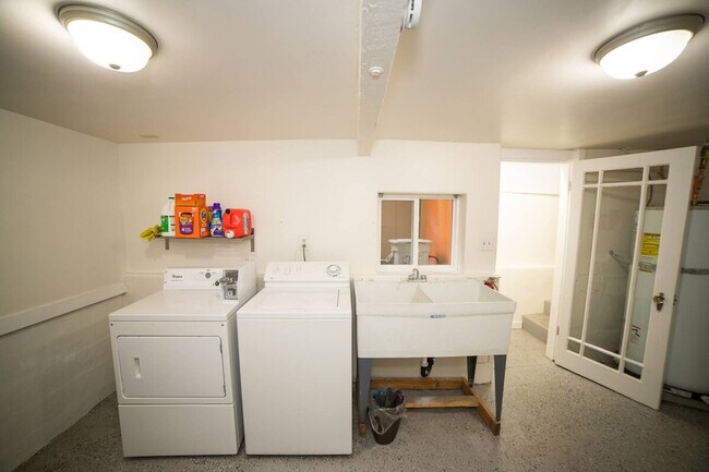 Building Photo - 2430 Alki Ave SW