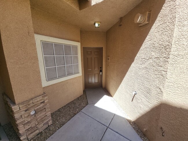 Building Photo - Immaculate Two Story Townhouse style Condo in Summerlin.