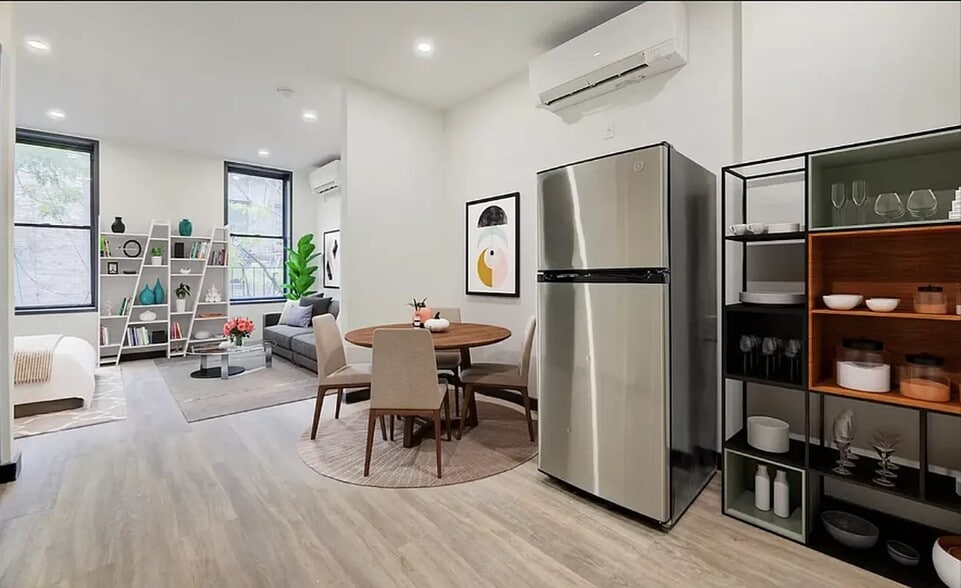 Building Photo - 439 W 46th St