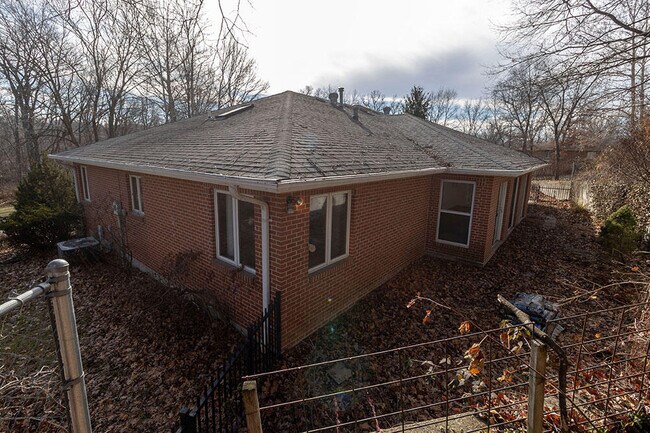 Building Photo - 401 Cedar Ln