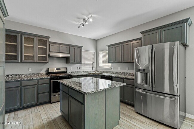 Building Photo - 2137 Shreya St