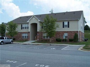 Building Photo - Two bedroom, two bathroom minutes from downtown! Move in Special $500.00 off the 1st month with a...