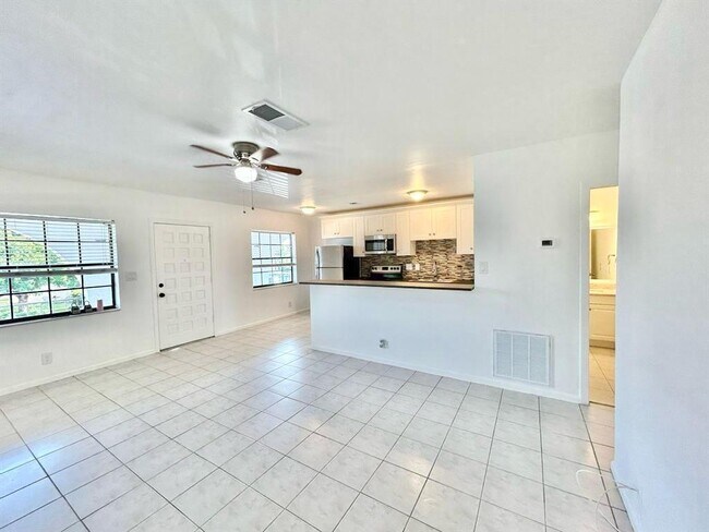 Building Photo - 1004 Pine Dr