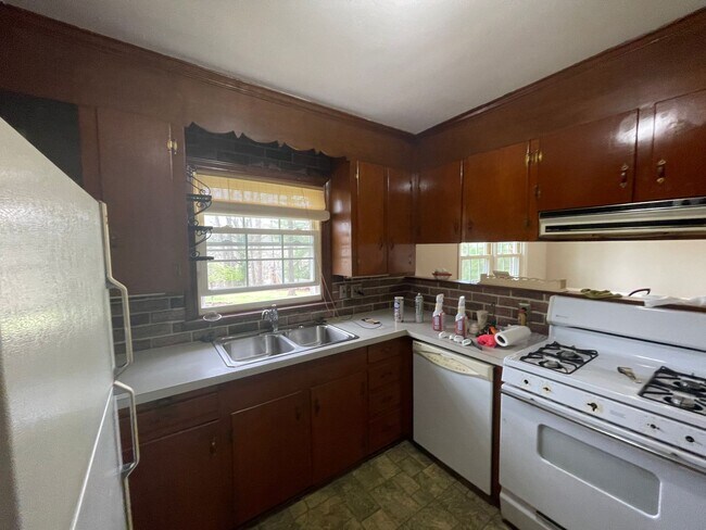 Building Photo - 3 Bedroom House on One Level