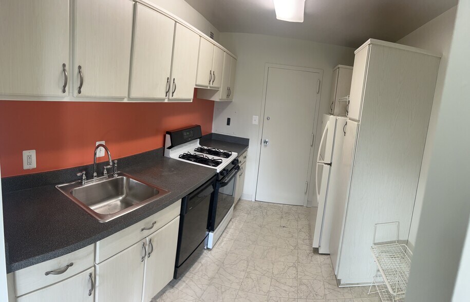 Building Photo - 1111 University Blvd W