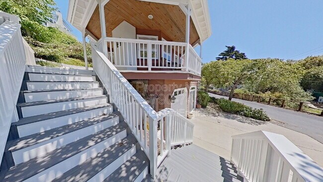 Building Photo - 2570 Lillie Ave