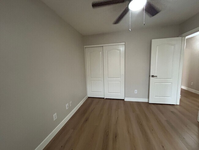 Building Photo - 434 E Chicory Pl