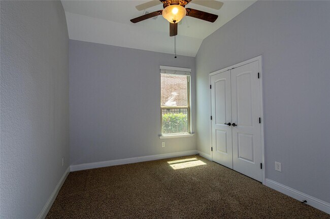 Building Photo - 7 Whispering Thicket Pl