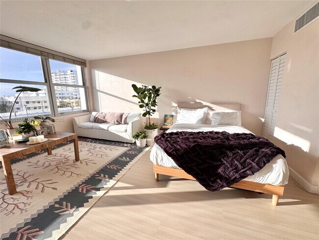 Building Photo - 2899 Collins Ave