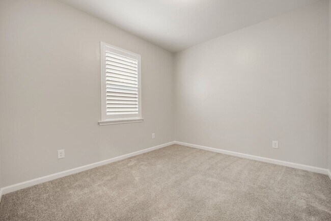 Building Photo - Spacious 5-Bedroom Home with Modern Upgrad...