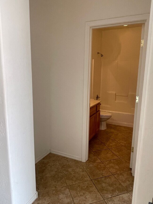 Building Photo - Occupied Do not disturb Tenant - 2 Bedroom...