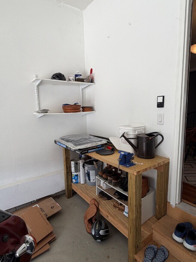 Building Photo - Charming 3-Bed 2.5-Bath Townhouse with Granite Finishes Near Jordan Creek Town Center