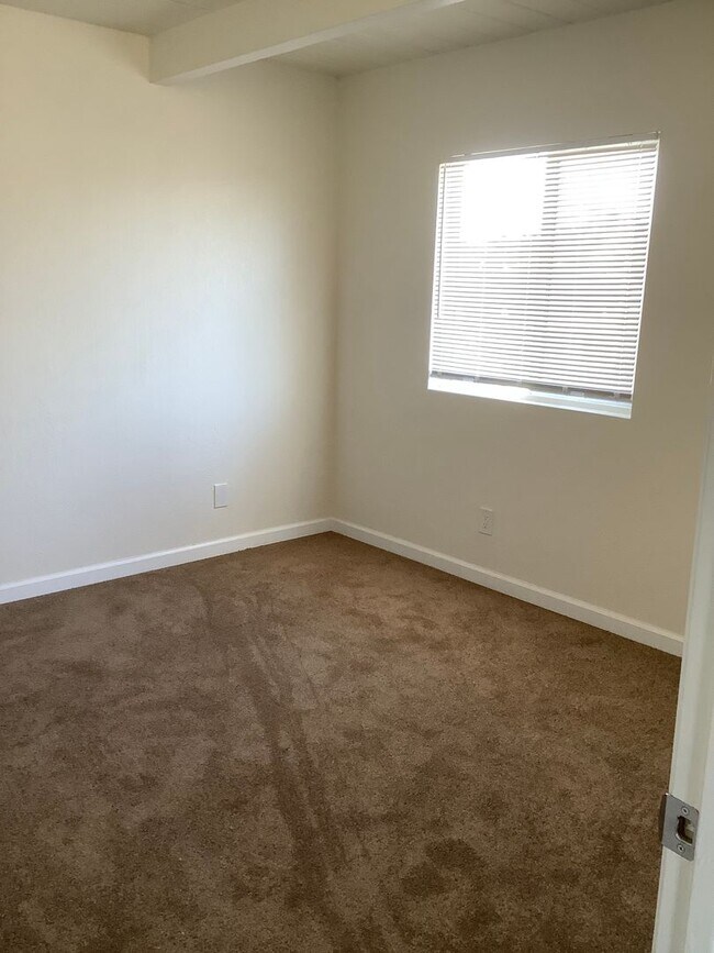 Building Photo - Newly Remodeled Upstairs 2 Bedroom 1 Bath ...