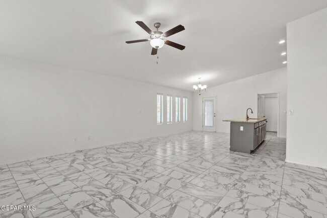 Building Photo - 2833 Maria Casas St