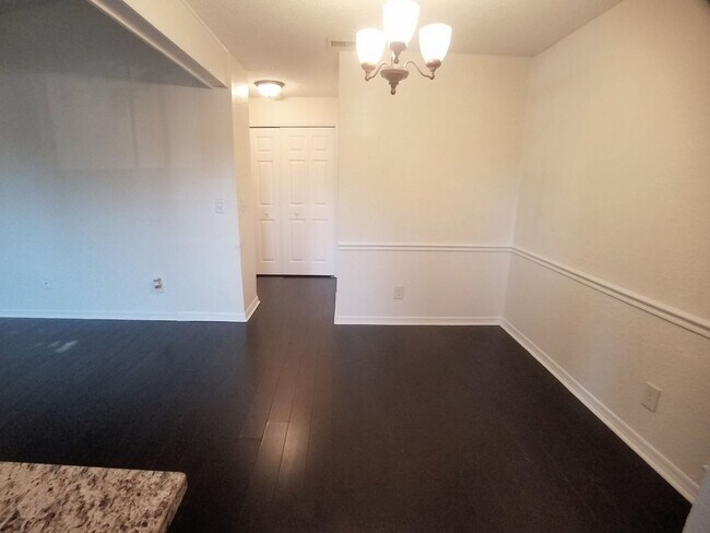 Building Photo - Beautiful 1/1 Remodeled Condo for Rent in ...