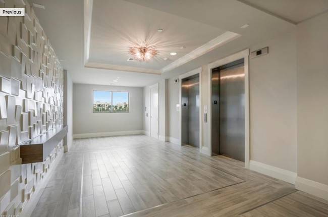 Contemporary Lobby - Naples Square