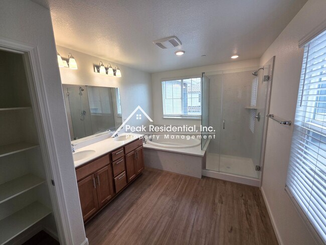 Building Photo - Only 2 years new. 3-bedrooms in Elk Grove