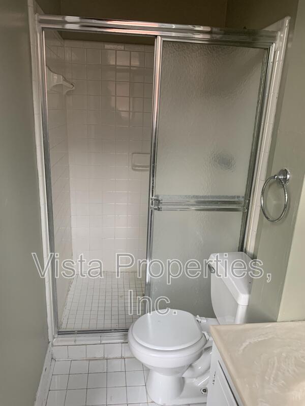 Building Photo - 514 W Oak St