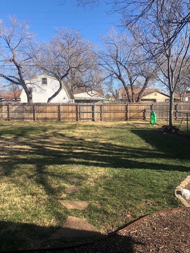 Building Photo - Located Oliver Eakle/AC !!! Cute 2/1/1 wit...