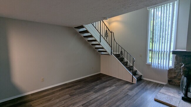 Building Photo - 819 Kerns Dr NE
