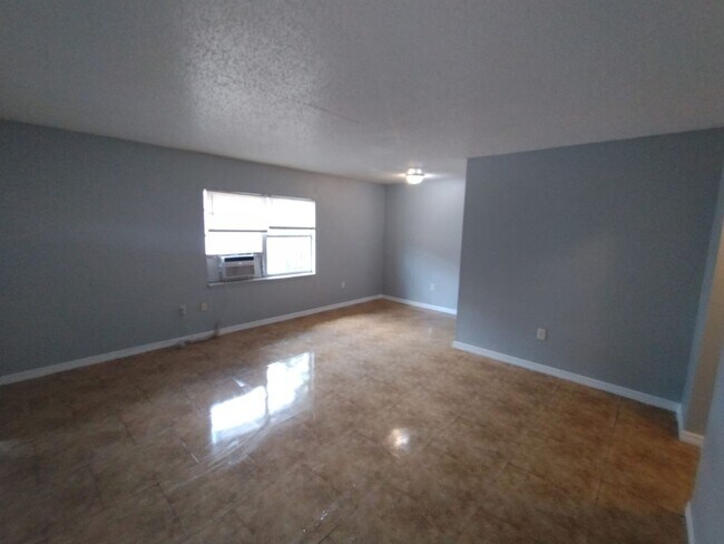 Building Photo - 2420-2422 Chestnut Woods Dr
