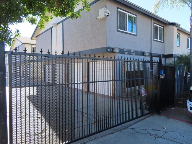 Building Photo - Renovated Two Bedroom Condo in Gated Community