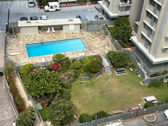 Building Photo - An absolute gem in Hono Hale Tower. Located in Mo'il'ili and close to the University of Hawaii.