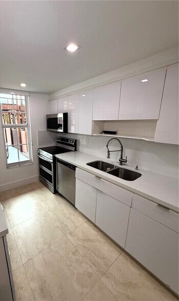 Building Photo - 6350 SW 139th Ct