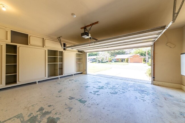 Building Photo - Spacious single level Home with A/C on the Golf Course!