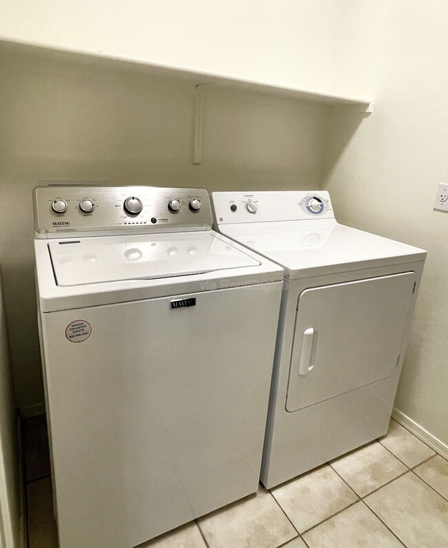 Building Photo - 955 E Knox Rd