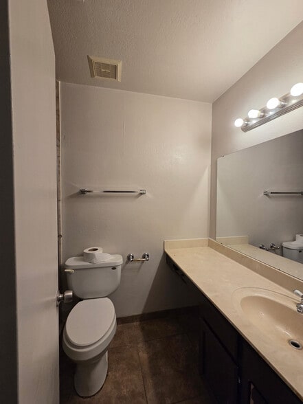 Building Photo - 6534 N 71st Ave