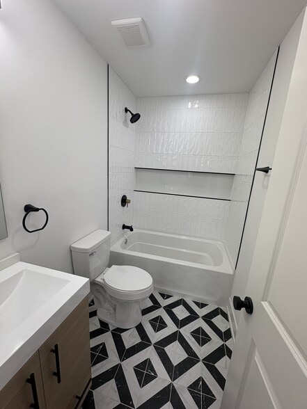 Building Photo - 239 W 74th St