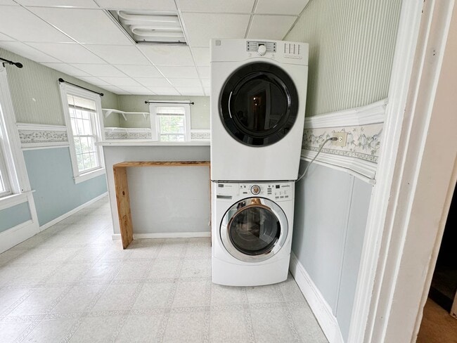 Building Photo - Beautiful 3 BR 1.5 BA Leominster SFH