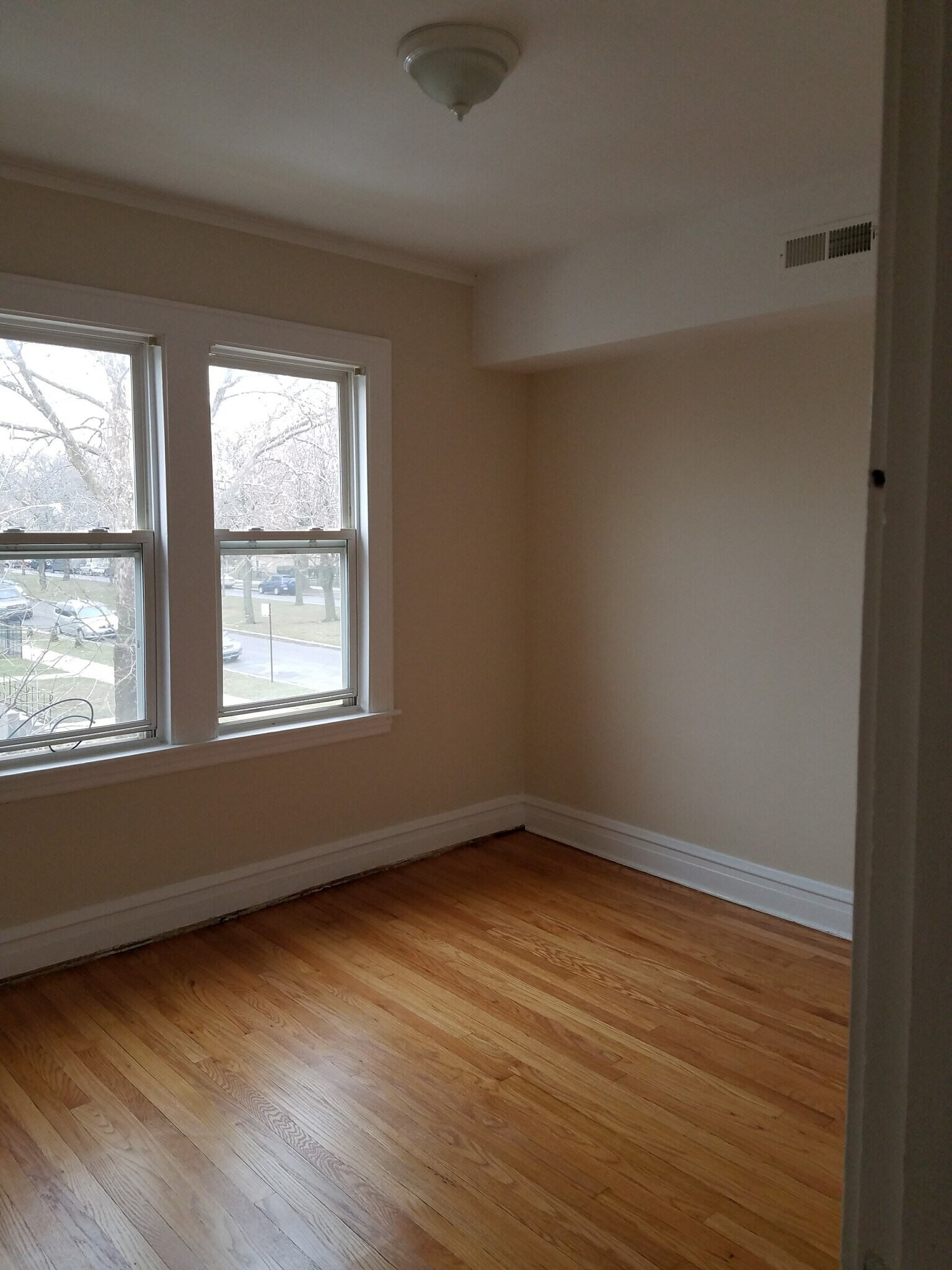 Building Photo - 4520 W Wellington Ave