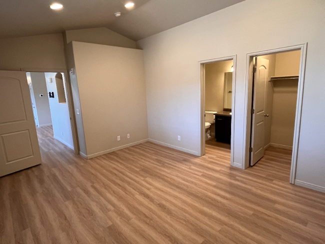 Building Photo - 999 Village River Ln