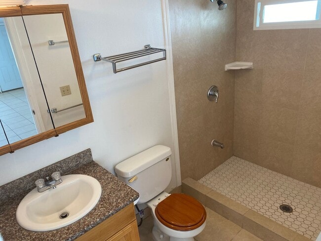 Building Photo - 398 Kanaloa Ave