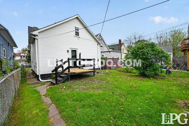 Building Photo - 921 Berry St