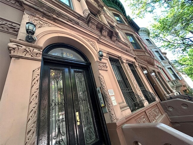 Building Photo - 250 W 137th St