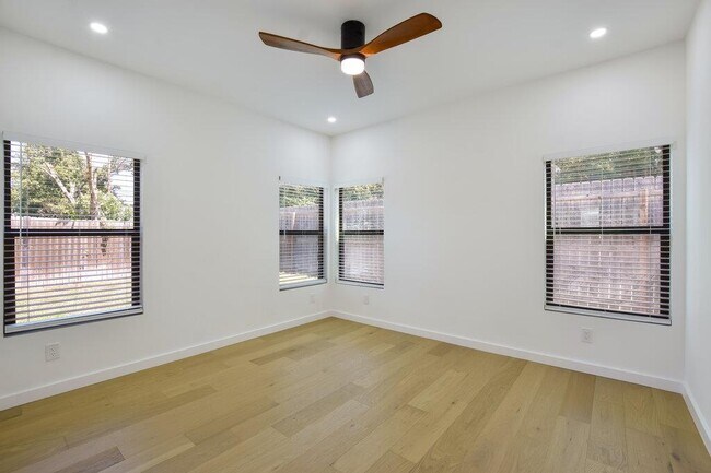 Building Photo - 2530 Steck Ave