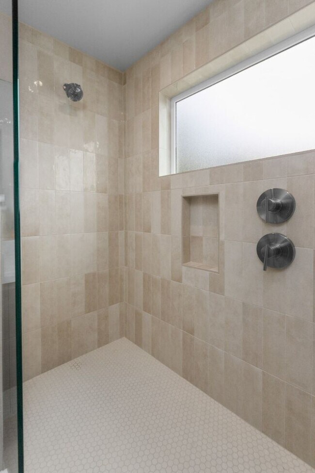 Building Photo - 2bd/1.75ba Seattle Home