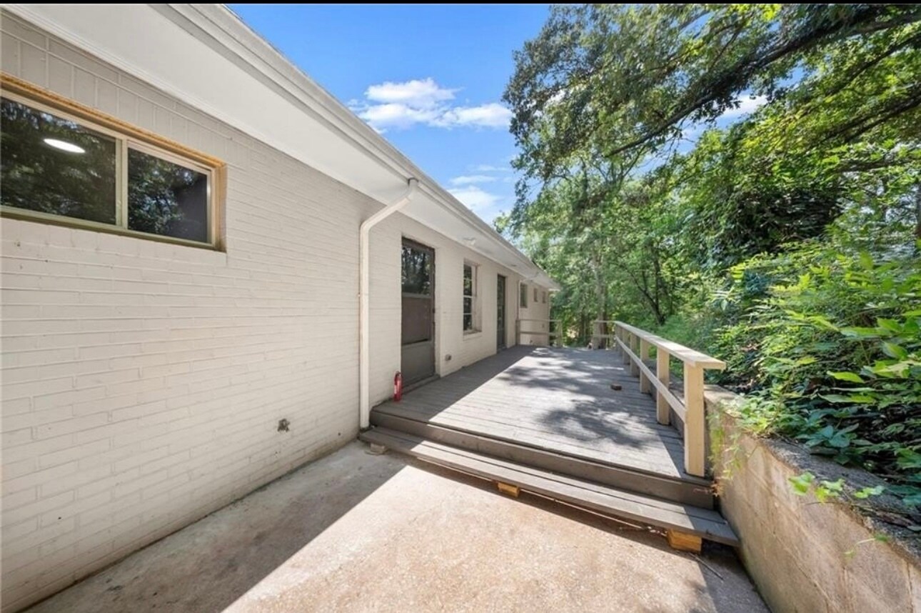 Building Photo - 1112 Riverside Ter