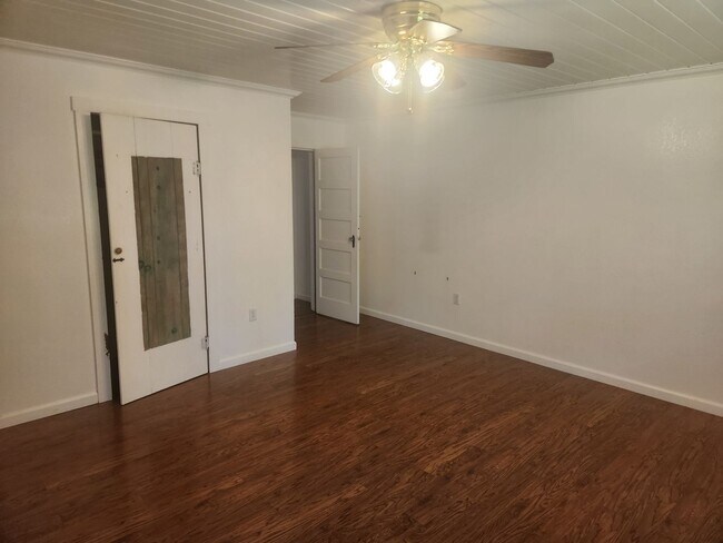 Building Photo - Beautiful 3 Bedroom/1 bathroom home with a...