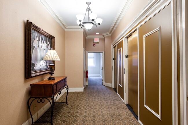 Building Photo - Furnished 3 bedroom/2bath Condo including Utilities!